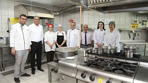 Rektör, personeline aşure pişirdi