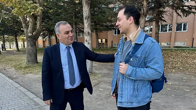 Rektör Altun kampüste öğrenciler ve esnafla bir araya geldi