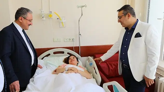 Rektör Güven kazazede öğrencisini ziyaret etti
