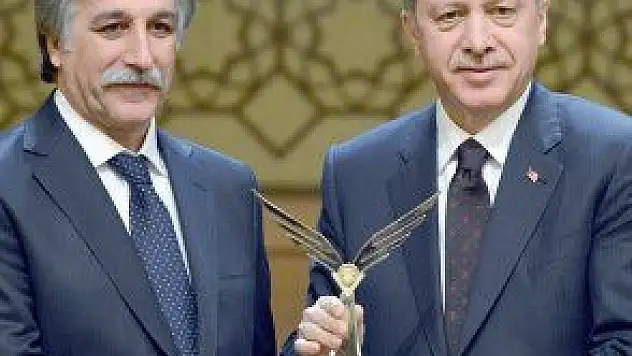 REKTÖR KELEŞTEMUR'A BİLİM ÖDÜLÜ