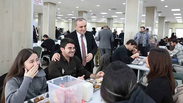 Rektör Altun, öğrencilerle sofrada buluştu