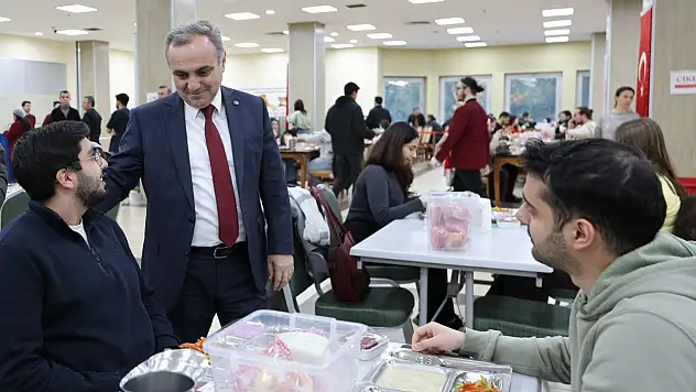Rektör Prof. Dr. Altun, öğrenciler ile iftar yaptı