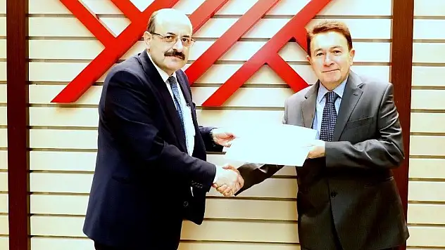 Rektör Sabuncuoğlu, mazbatasını YÖK Başkanı Saraç'dan aldı