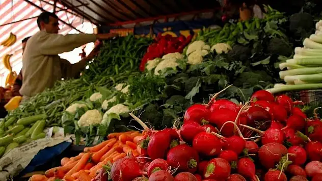 Rengarenk tezgahlarla semt pazarları sizleri bekliyor