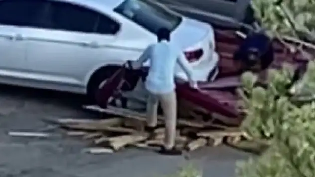 Rüzgar yeni yapılan okulun çatısını uçurdu!