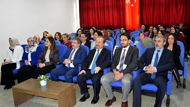 Sağlık Tesislerinde Çalışan Ebelere 'Doğuma Güncel Yaklaşım Eğitimi' verildi