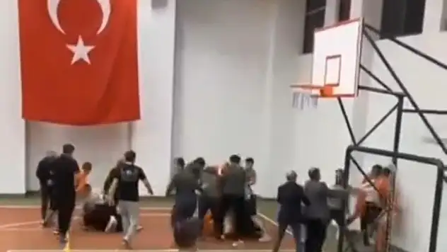 Sahada Şiddet! Öğretmenler turnuvada saldırıya uğradı