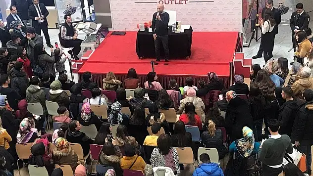 Şair Kahraman Tazeoğlu Kayserili sevenleri İle  buluştu
