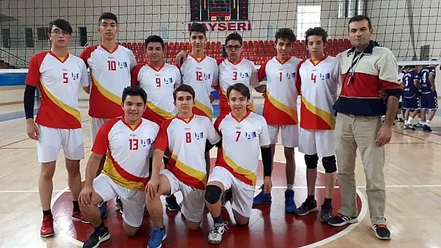 Salonu olmayan okulun voleybol takımı filede fırtına estirdi
