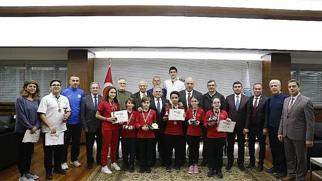 Şampiyon öğrenciler Büyükşehir'de
