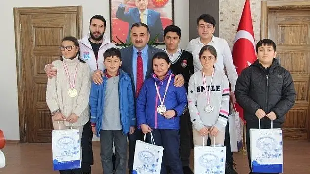 Şampiyona öncesi kayak sporcularından Başkan Cabbar'a ziyaret