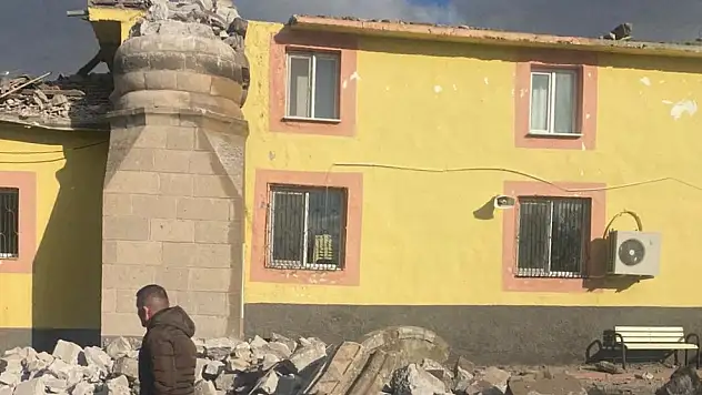 Saniye saniye kaydedildi! Kayseri'de caminin minaresi böyle yıkıldı