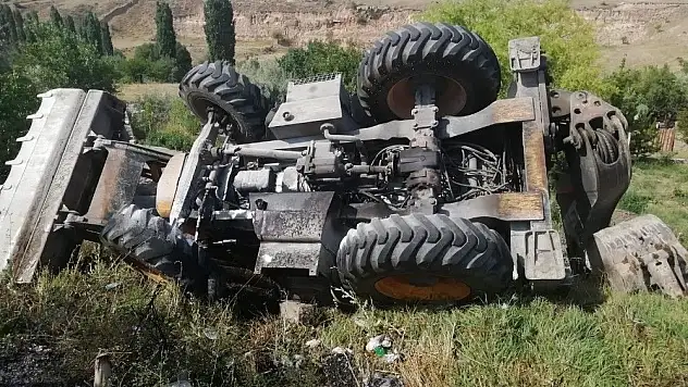 Şarampole devrilen iş makinesi alev aldı: 1 yaralı
