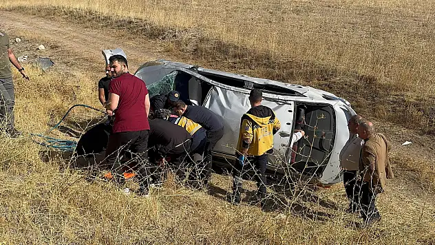 Şarampole uçan otomobildeki 4 kişi güçlükle çıkartıldı!