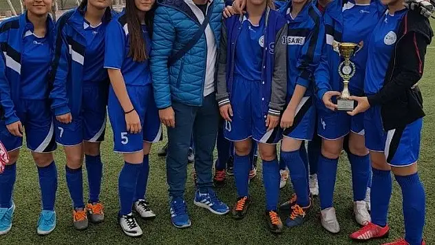 Sare Koleji'nin kupa sevinci
