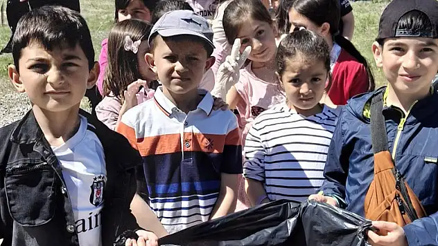 Sarıoğlan Barajı'nda bayram temizliği: Minikler iş başında