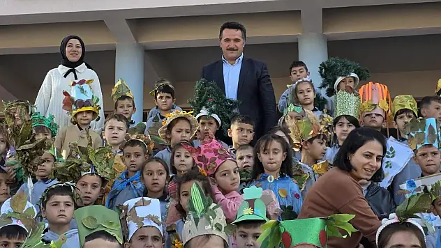 Sarıoğlan'da öğrenciler 'Yeşil Vatan' için podyuma çıktı