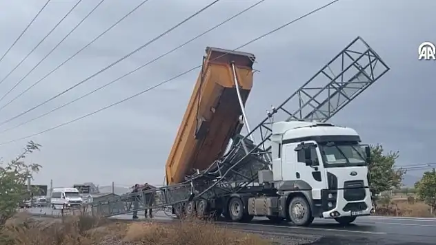 Şaşırtan kaza! Açık kalan kamyon dorsesi panoyu söktü...