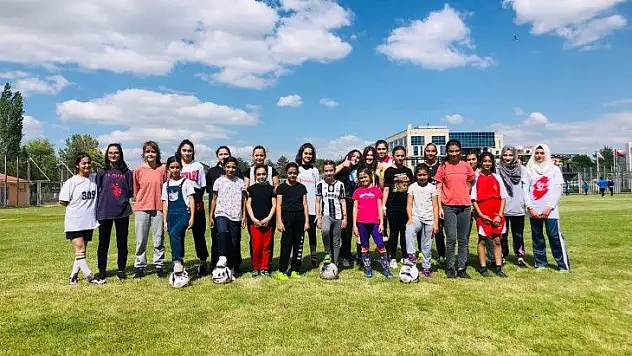 Sedat Kılınç İnşaat Kayseri Gençlerbirliği Kız FutbolAkademisi çalışmalara başladı