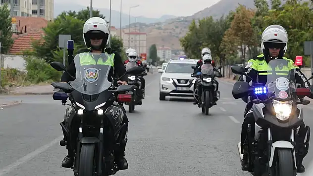 Şehit polis çocuklarına polis korteji eşliğinde ilk gün sürprizi