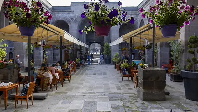 Selçuklu mirası Hunat Medresesi sanatla yaşıyor