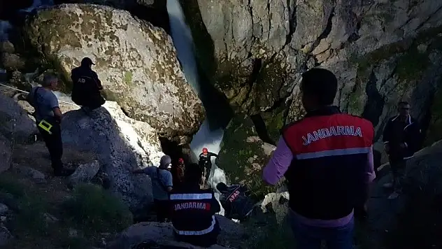 Selfie çeken genç kayalıklardan yuvarlandı