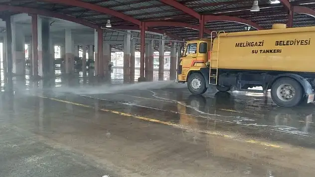 Semt pazaryerleri dezenfekte ediliyor
