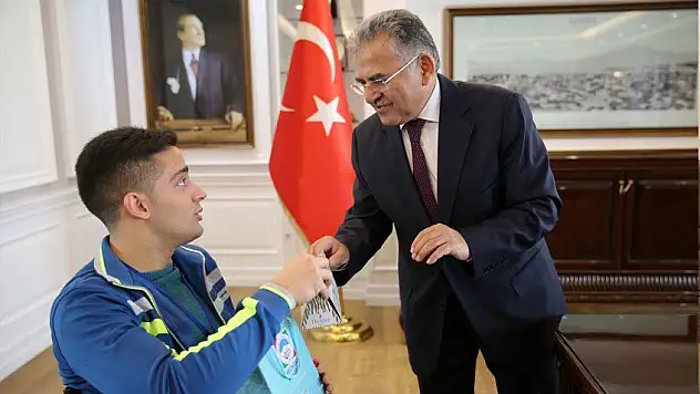 Seninle ne  kadar övünsek az…