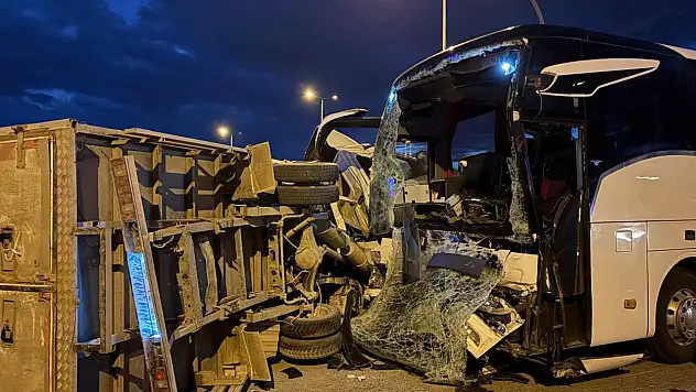 Serbest Bölge Kavşağı'nda otobüsü ile kamyonet çarpıştı!