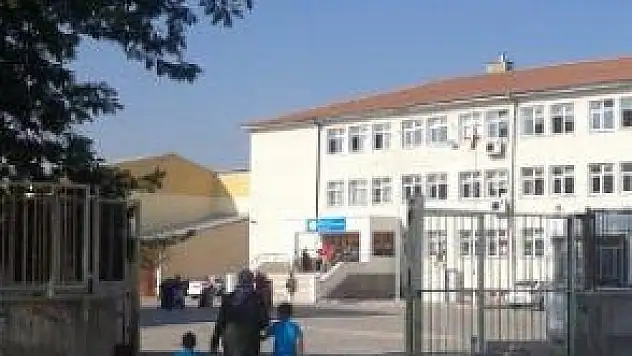 SERVİSÇİLERİN KAVGASI VELİLERİ KIZDIRDI 