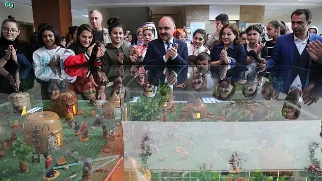 Sevgi evlerinde kalan çocuklar kil ve çamurdan 'Dede Korkut' köyü yaptı