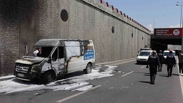 Kocasinan'da hareket halindeki kamyonet alev aldı...