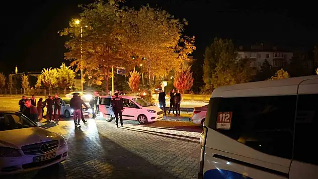 Seyir halindeki kamyonetin kasasından düştü