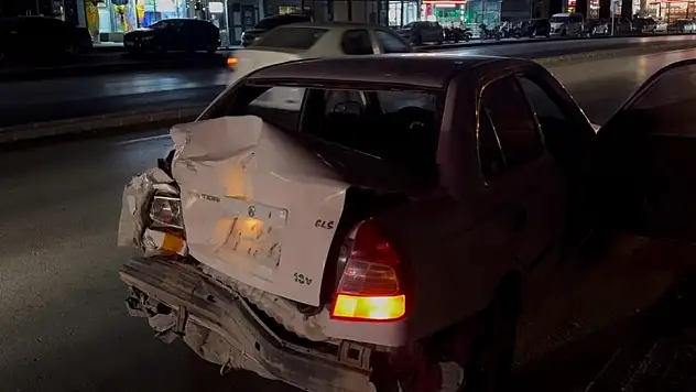 Seyir halindeki midibüs yol kenarında duran otomobile çarptı!