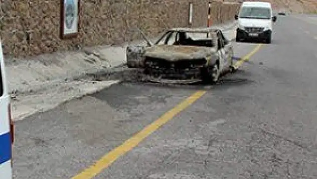 SEYİR HALİNDEKİ OTOMOBİL YANARAK KÜL OLDU