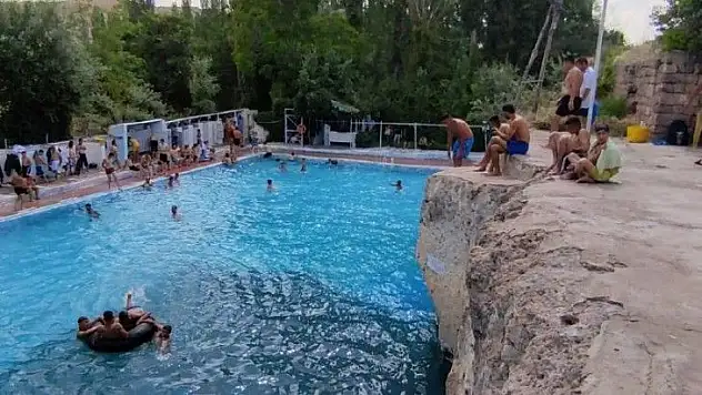 400 yıllık 'Keşişin Havuzu'na akın ettiler