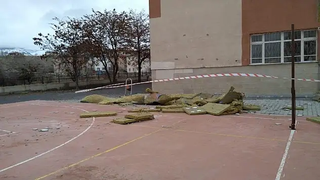 Şiddetli esen rüzgar, okulun dış kaplama malzemelerini yerinden söktü
