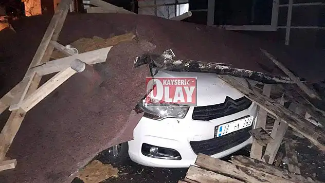 Şiddetli fırtına yıktı geçti
