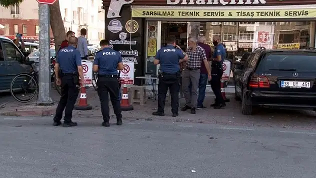 Silahını denerken kendini vurdu