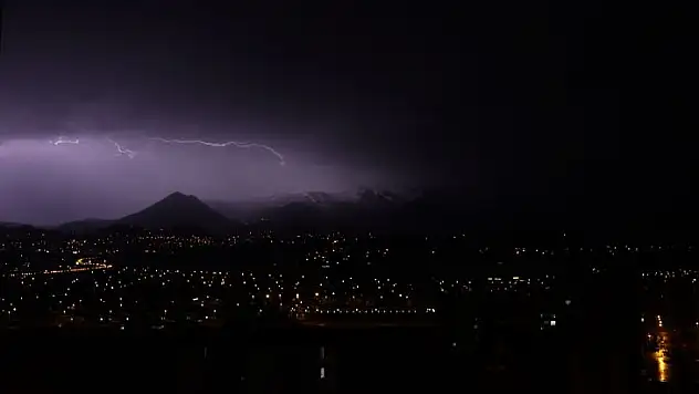 Şimşekler Erciyes'i aydınlattı