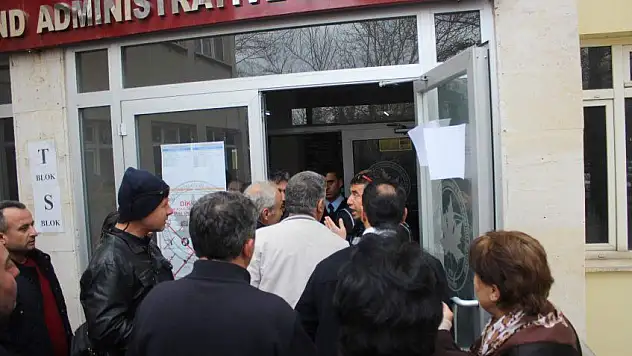 Sınava geç kaldılar, kapıları tekmelediler