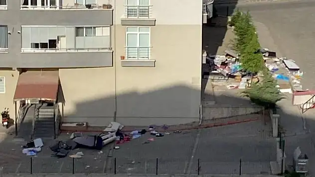 Sinir krizi geçiren şahıs eşyaları 6. kattan attı