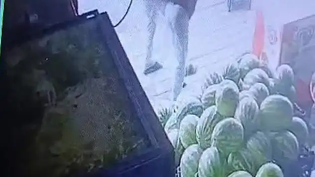 Sipariş verdiği marulu beğenmeyen müşteri, market çalışanı darp etti