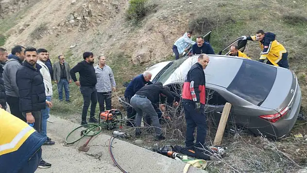 Araçta sıkışan sürücüyü itfaiye çıkardı