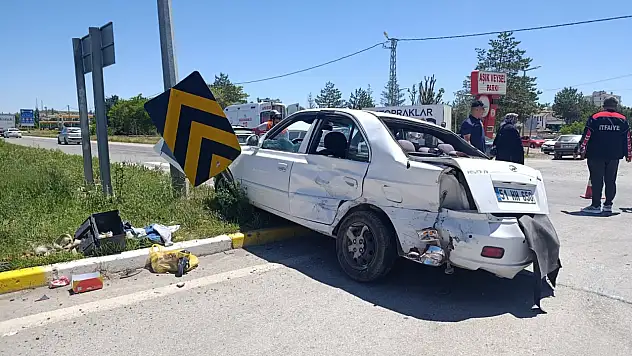 Sivas-Kayseri yolunda kaza: İki araç çarpıştı!