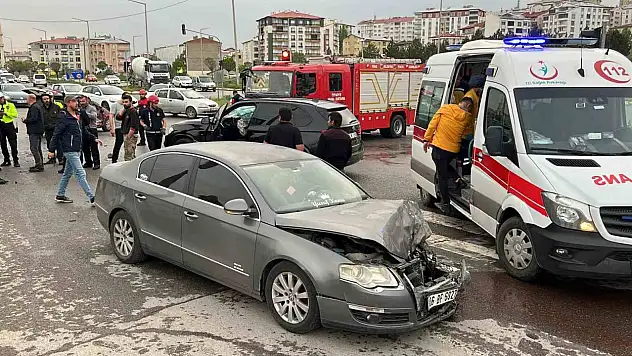 Kavşakta 3 araç bir birine girdi