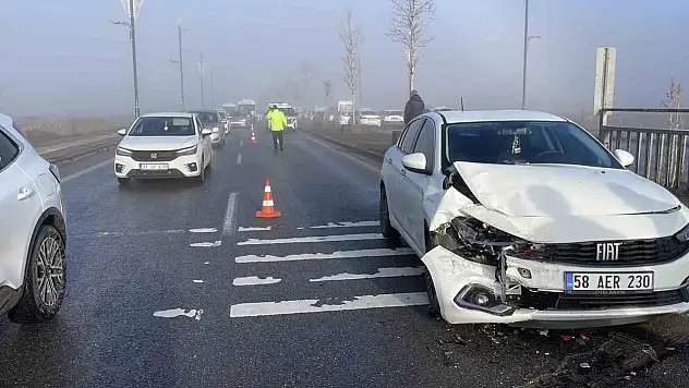 Zincirleme kaza: Çok sayıda araç birbirine girdi