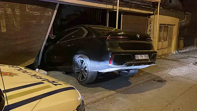 Fren yerine gaza basan sürücü markete girdi!