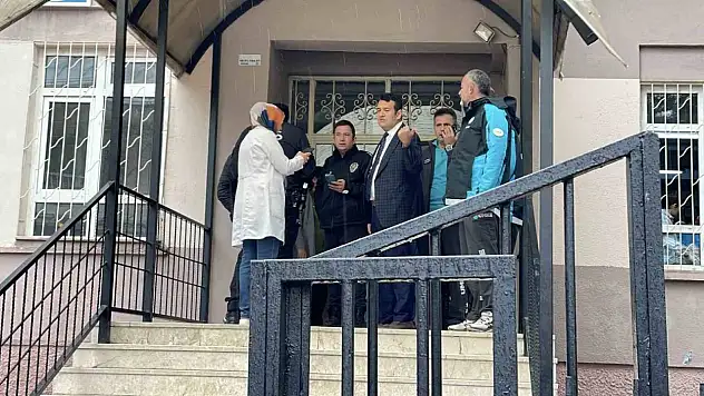 Gıda zehirlenmesi şüphesiyle 13 öğrenci hastaneye kaldırıldı
