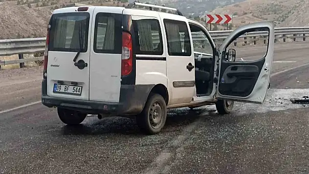 Sivas'ta iki araç kafa kafaya çarpıştı